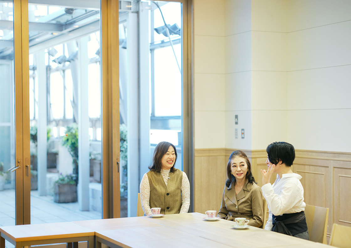 ファンケル 化粧品事業本部 化粧品商品企画部⻑ ⼟井幸永⼦、美容ジャーナリストの齋藤薫さん、キリンホールディングス 吉野桜⼦