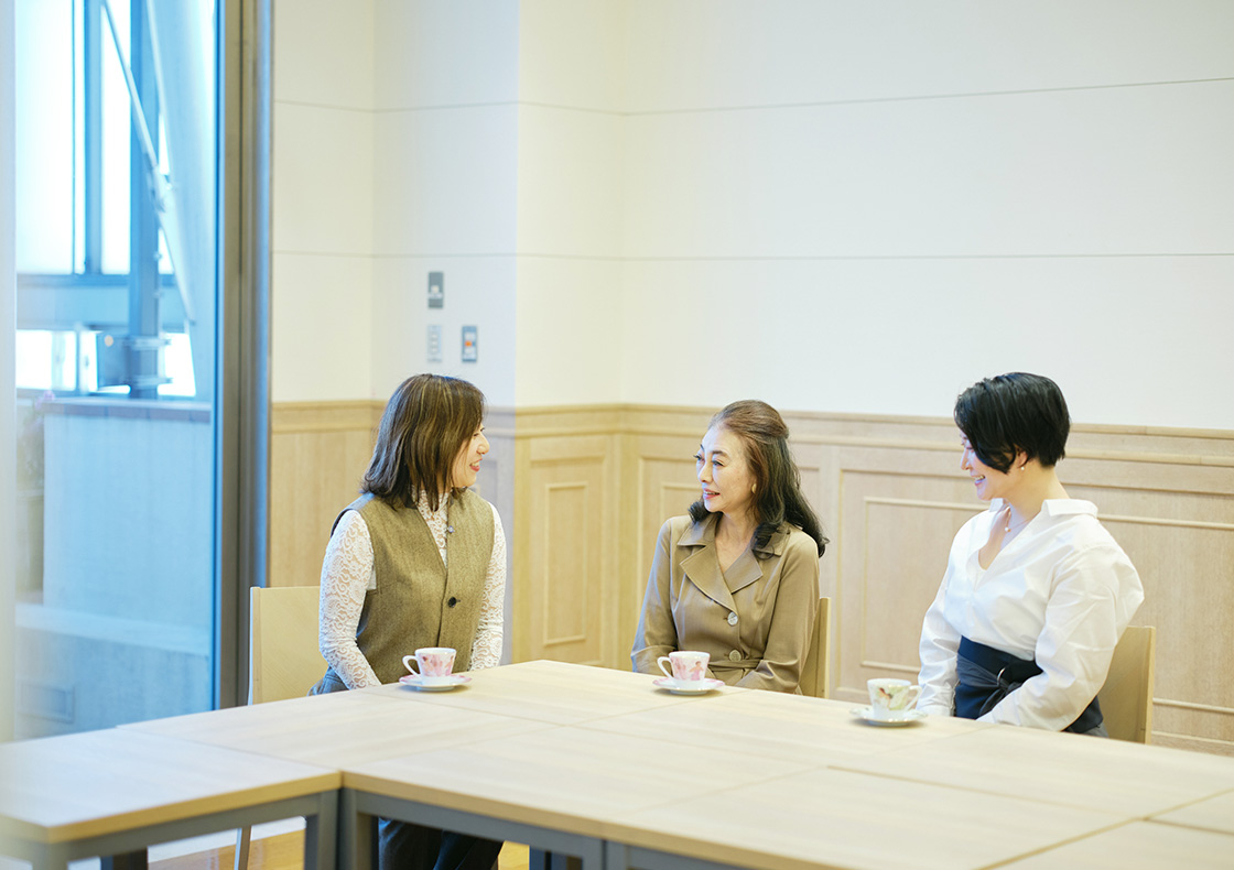 ファンケル 化粧品事業本部 化粧品商品企画部⻑ ⼟井幸永⼦、美容ジャーナリストの齋藤薫さん、キリンホールディングス 吉野桜⼦