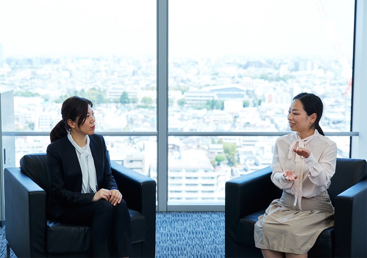 On the left: Dr. Eri Nakazaki, Researcher, Kirin Central Research Institute, Research & Development Division, Kirin Holdings Company, Limited. On the right: Dr. Ayako Onzo, Neuroscientist.