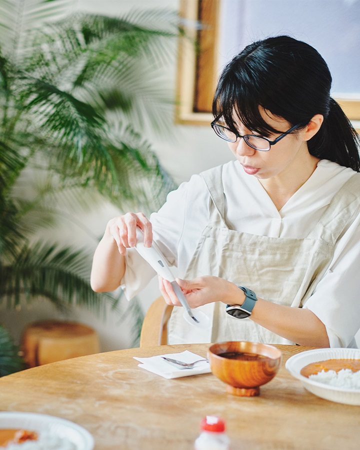 Ai Sato demonstrating how to use the Electric Salt Spoon.