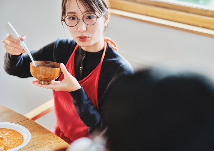 Akari Hasegawa eating miso soup with an Electric Salt Spoon.