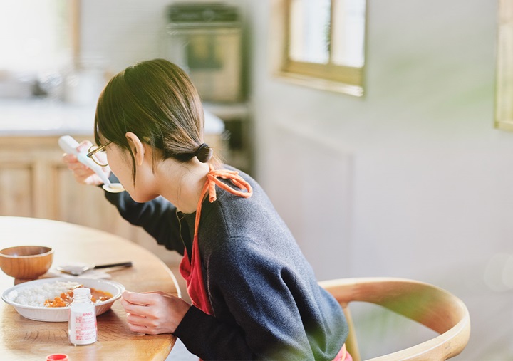 Akari Hasegawa eating curry rice with an Electric Salt Spoon.