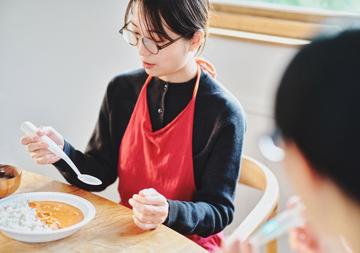 Akari Hasegawa holding an Electric Salt Spoon.