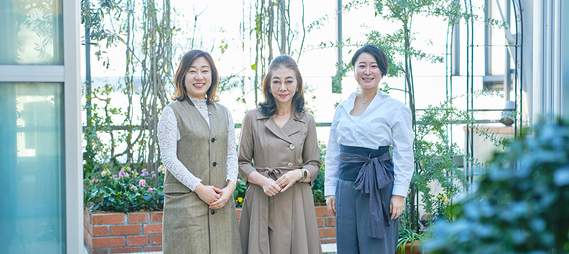 From left to right: Saeko Doi, a General Manager, Cosmetics Product Planning Department, Cosmetics Business Division, FANCL CORPORATION; Kaoru Saito, a Beauty Journalist; and Sakurako Yoshino, Health Science Business Department, Kirin Holdings Company, Limited.